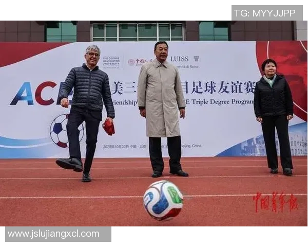 足球明星与球员亲密合照展现友谊与团队精神的精彩瞬间