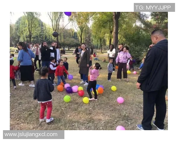 足球明星与孩子共享快乐时光温馨亲子活动尽显运动魅力